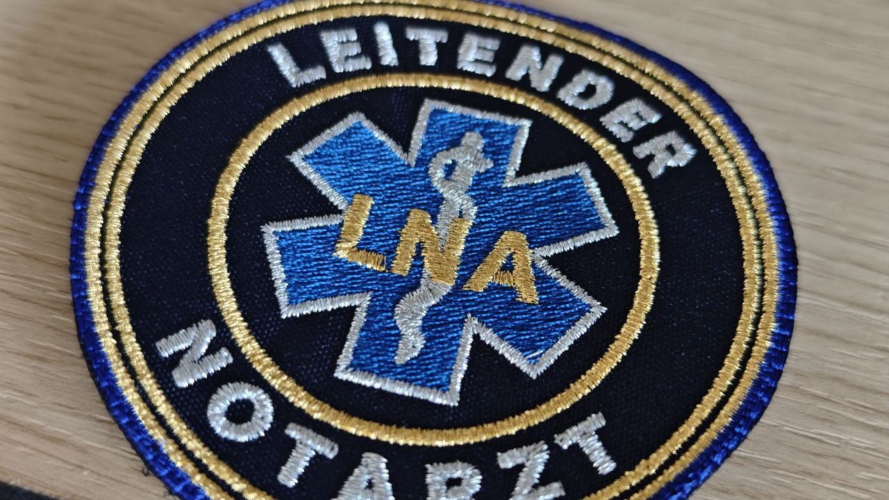 Runder Notarzt-Stickaufnäher mit goldener und blauer Stickerei