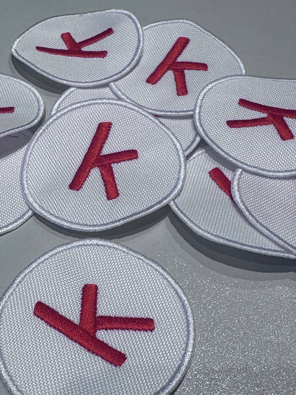 Runde weiße Buchstaben-Aufnäher mit roter Stickerei