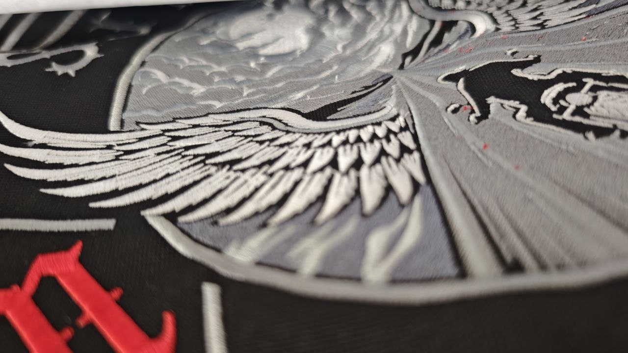 Große individuelle Stickaufnäher mit detailreichem Flügelmotiv