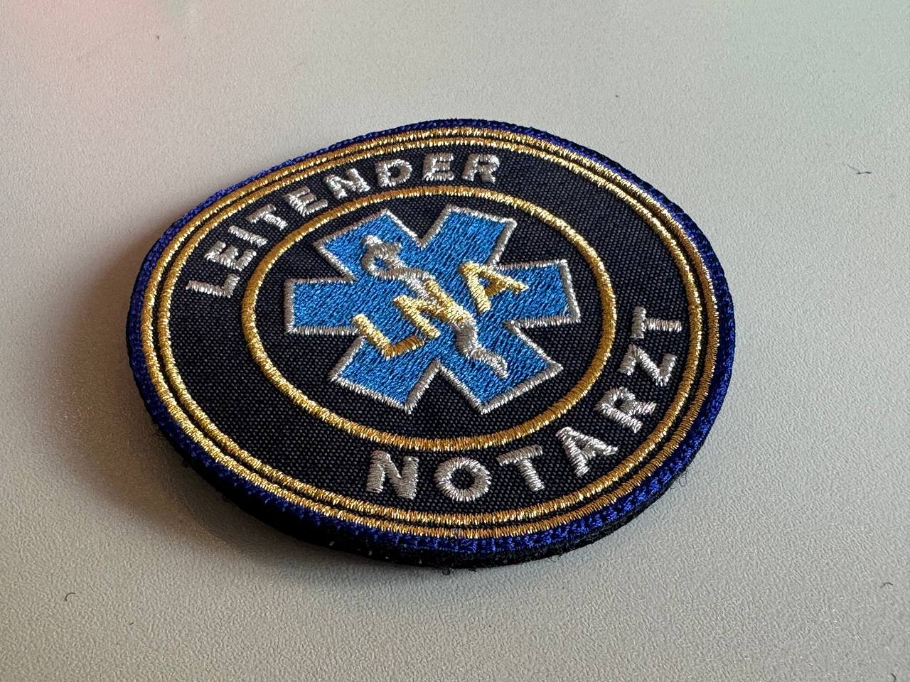 Runder blau-goldener Notarzt-Aufnäher mit gesticktem Rand