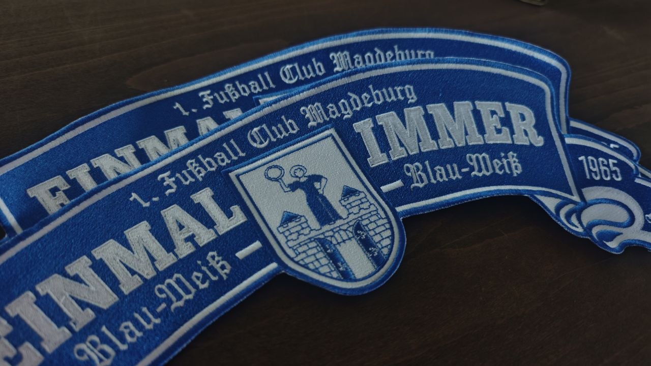 Blau-weiße Fußballclub-Aufnäher in geschwungener Wappenform
