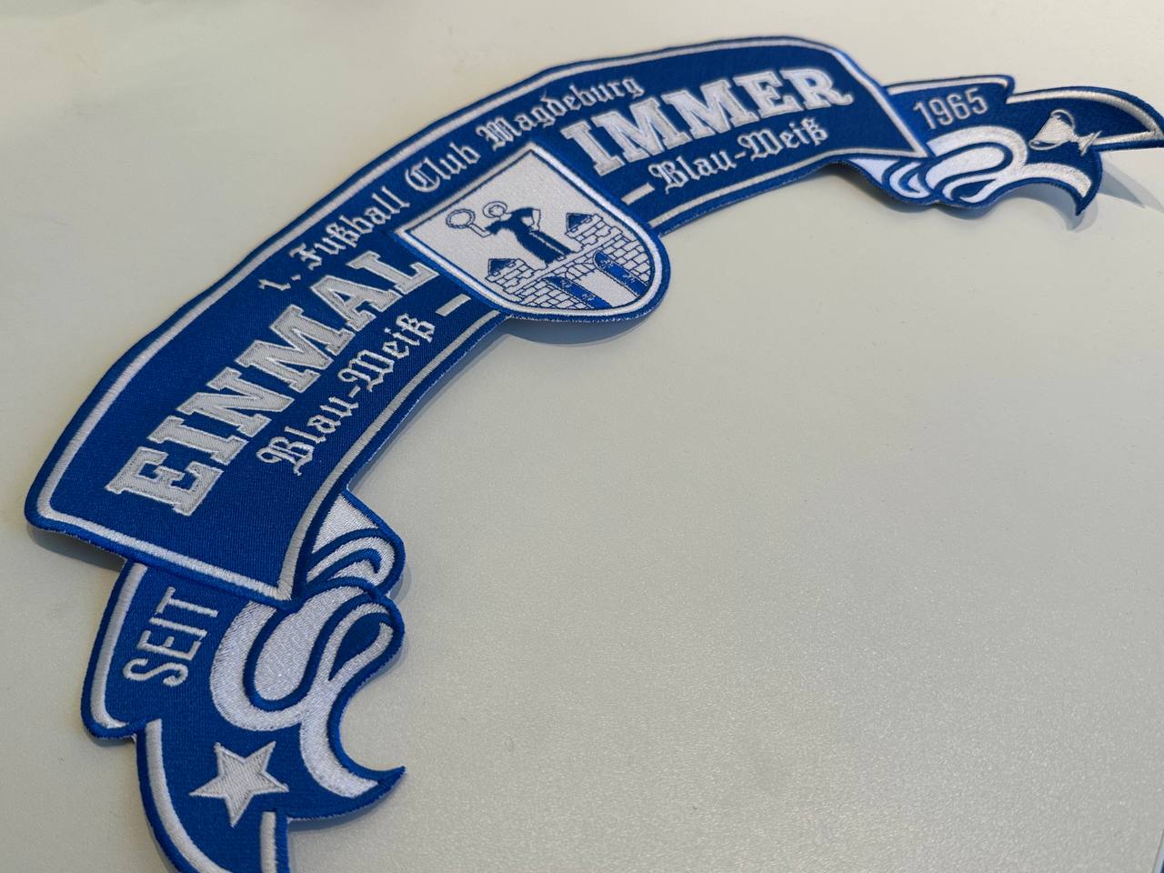 Serie blau-weißer Fanschal-Aufnäher mit gesticktem Rand