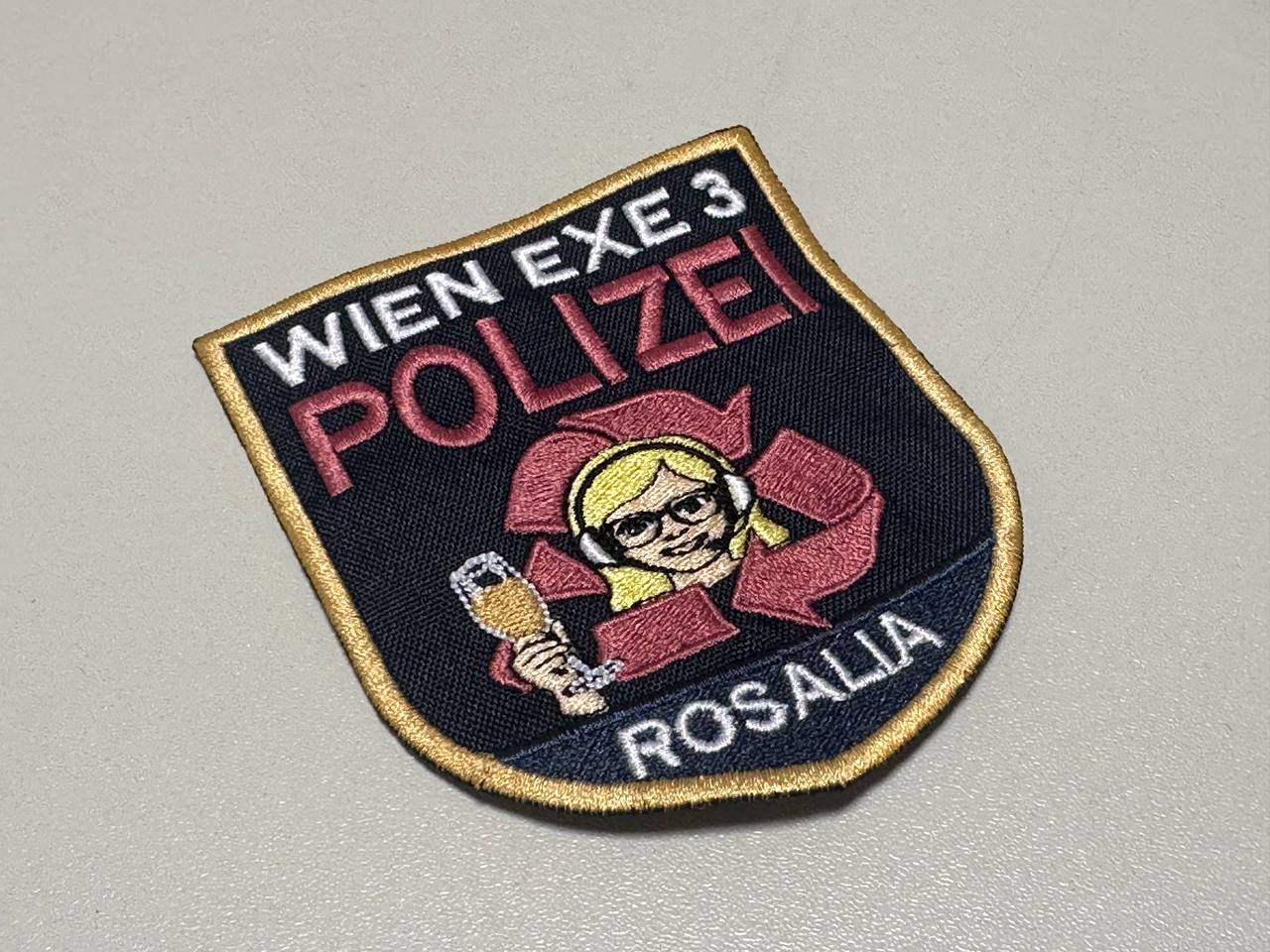 Wappenförmiger Wien-Aufnäher in Schwarz, Gold und Rosa