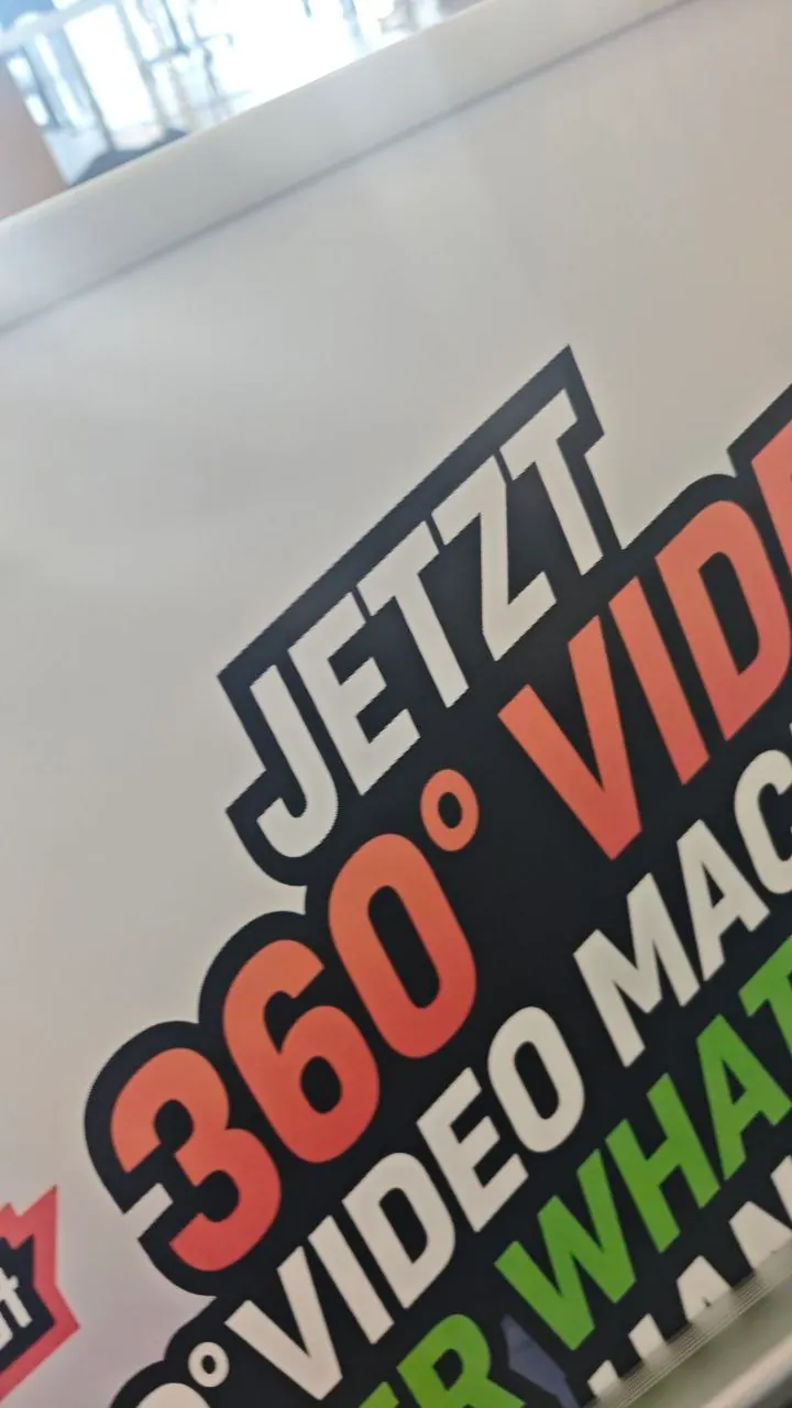 Großflächiges Branding-Panel 360° Videobox – Textildruck Wien