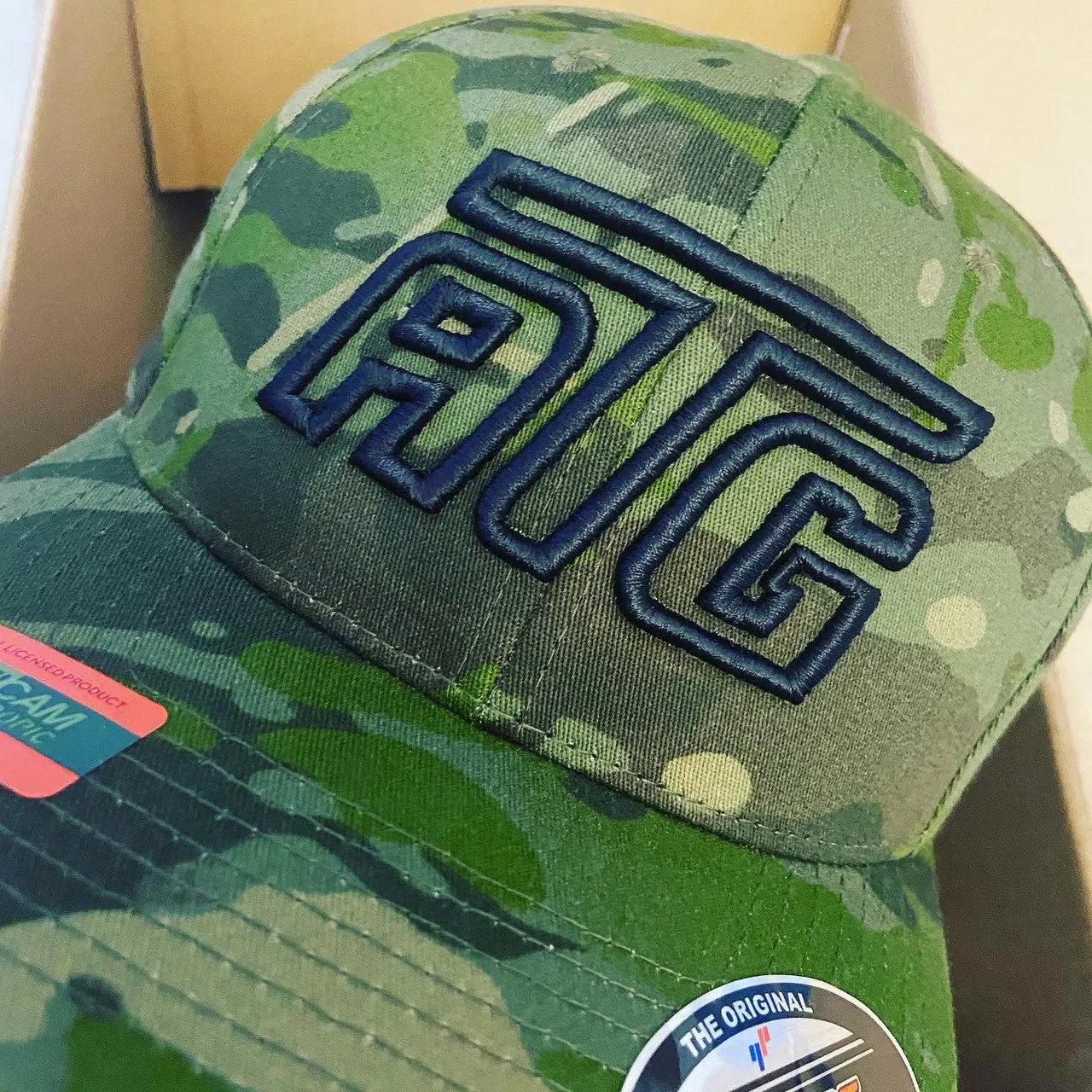 3D-Stickerei auf Camouflage-Kappe – erhabener Logostick