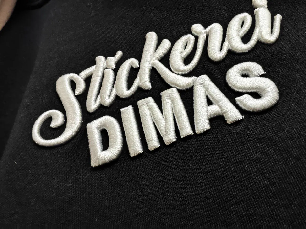3D-Stickerei weiß auf schwarz – Stickerei Dimas Schriftzug
