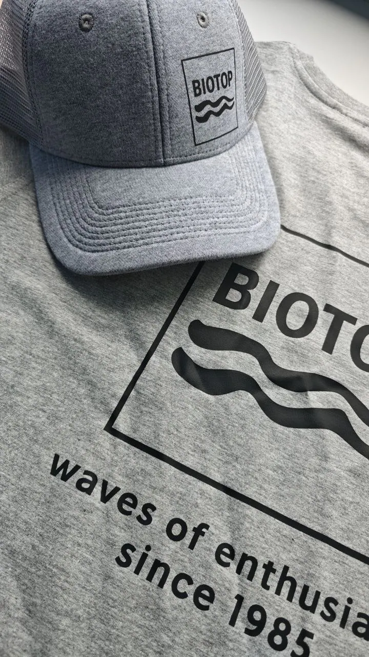 Arbeitskleidung Biotop – bedruckte graue Cap und T-Shirt mit Logo