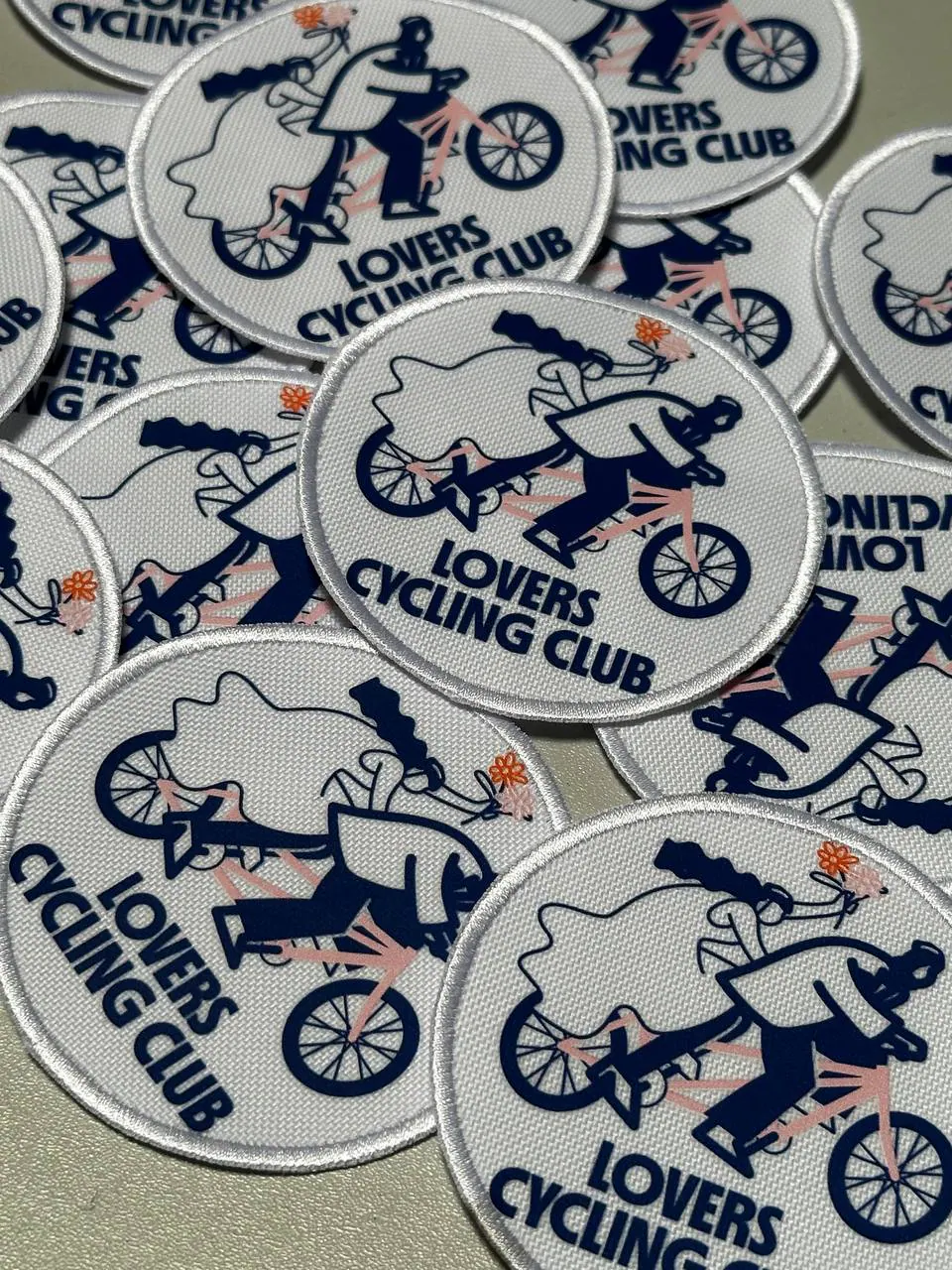 Ovale bedruckte Vereinsaufnäher Lovers Cycling Club – gestickter Rand