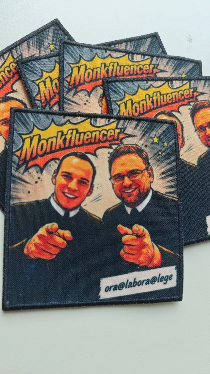 Quadratische Fotodruck-Aufnäher Monkfluencer mit Comic-Motiv – Digitaldruck