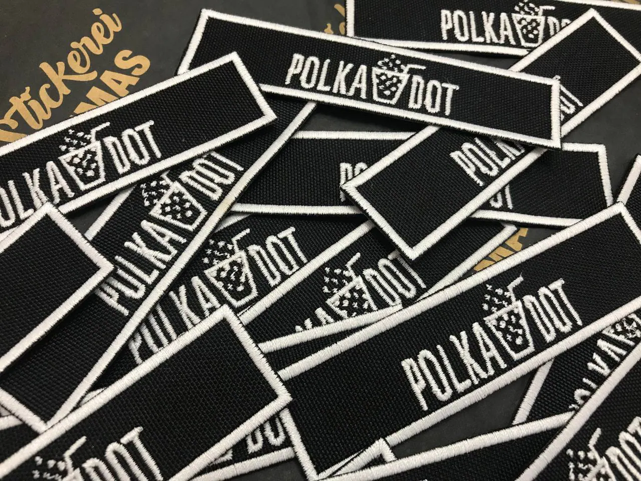 Polka Dot gestickte Namensaufnäher schwarz-weiß