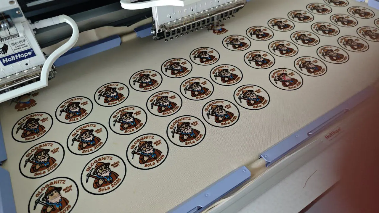 Aufnäher Produktion an der Stickmaschine in Wien