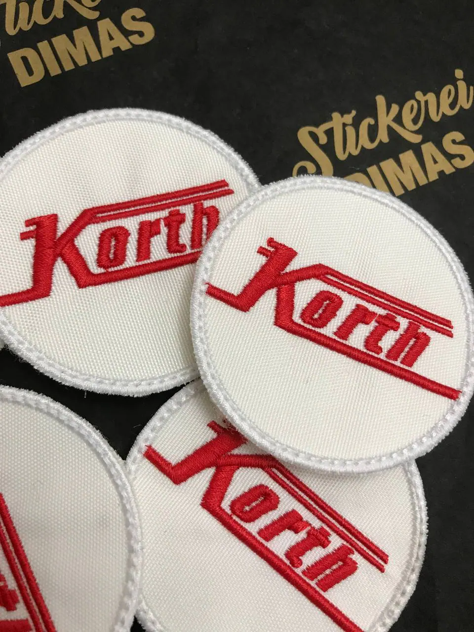Klettaufnäher Nahaufnahme – Produktion Wien