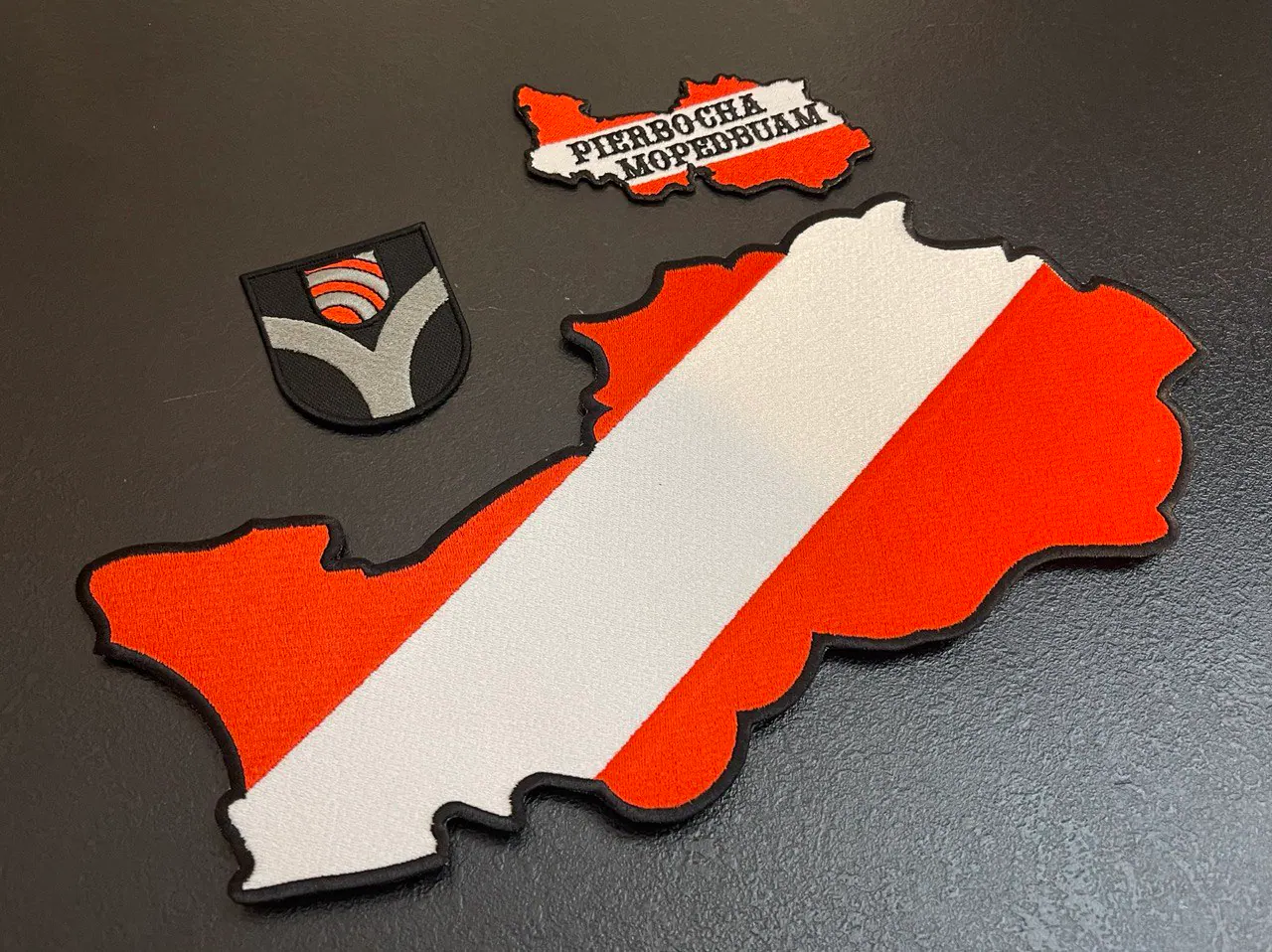 Konturgeschnittener Aufnäher mit detailliertem Motiv