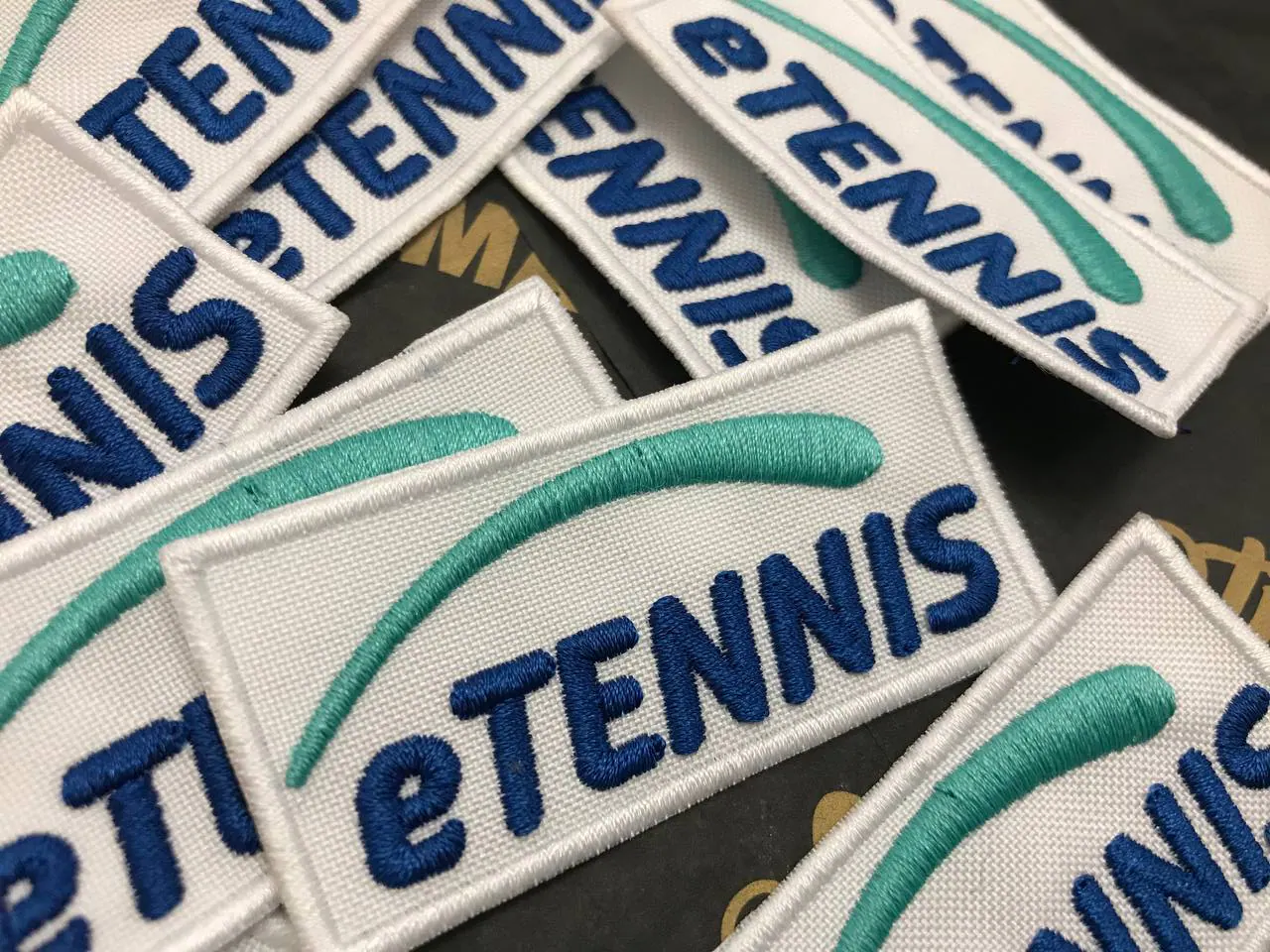 Tennis gestickte Aufnäher blau-türkis auf weiß