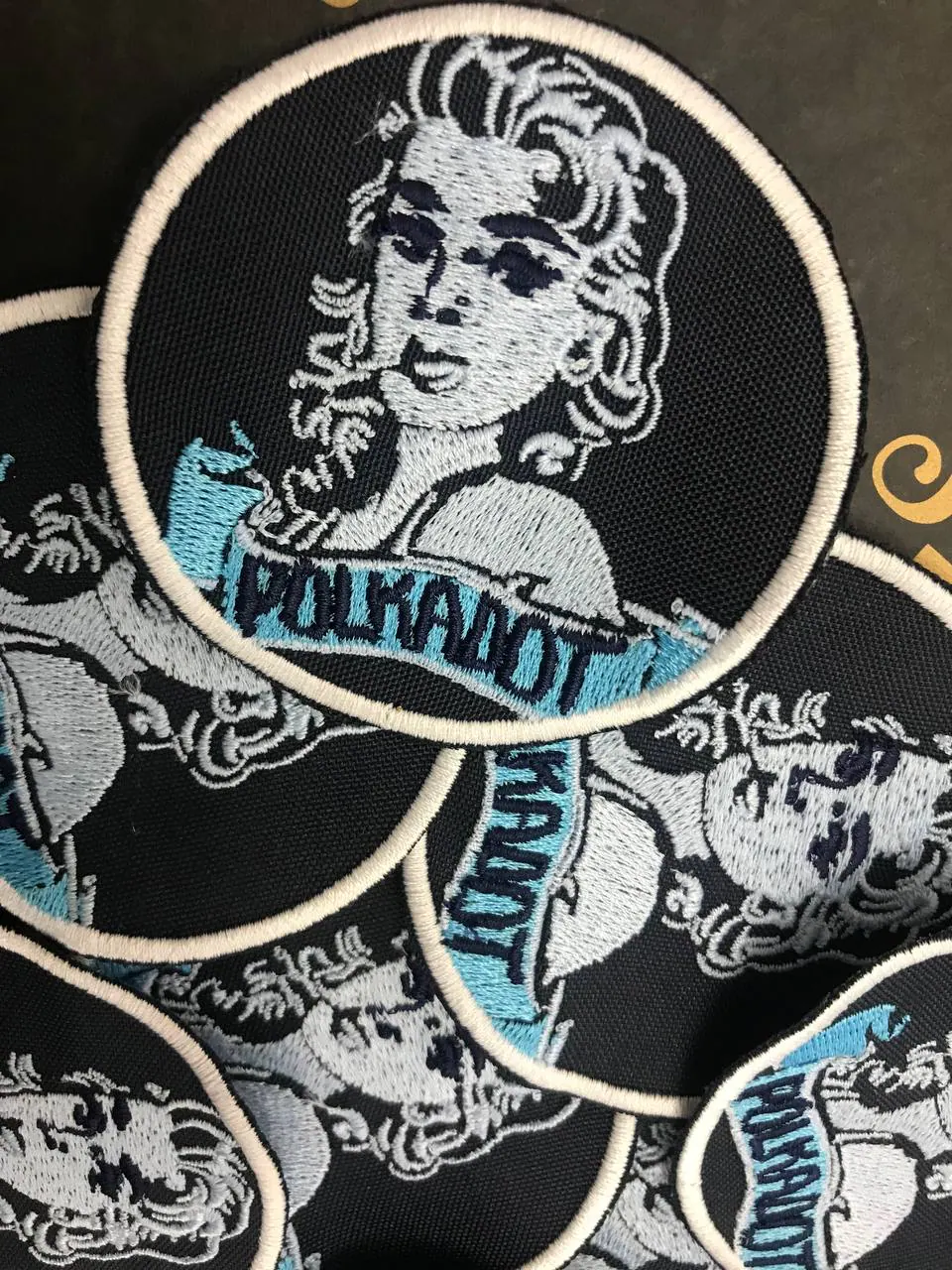 Runder Firmenlogo Patch mit Konturstickerei