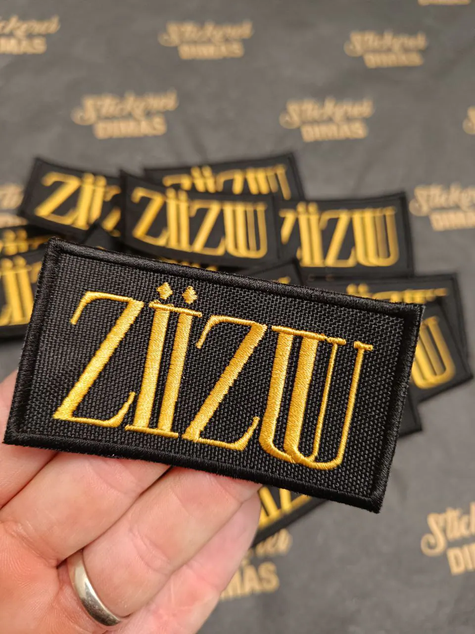 ZiiZu gestickte Aufnäher gold auf schwarz – Detailansicht
