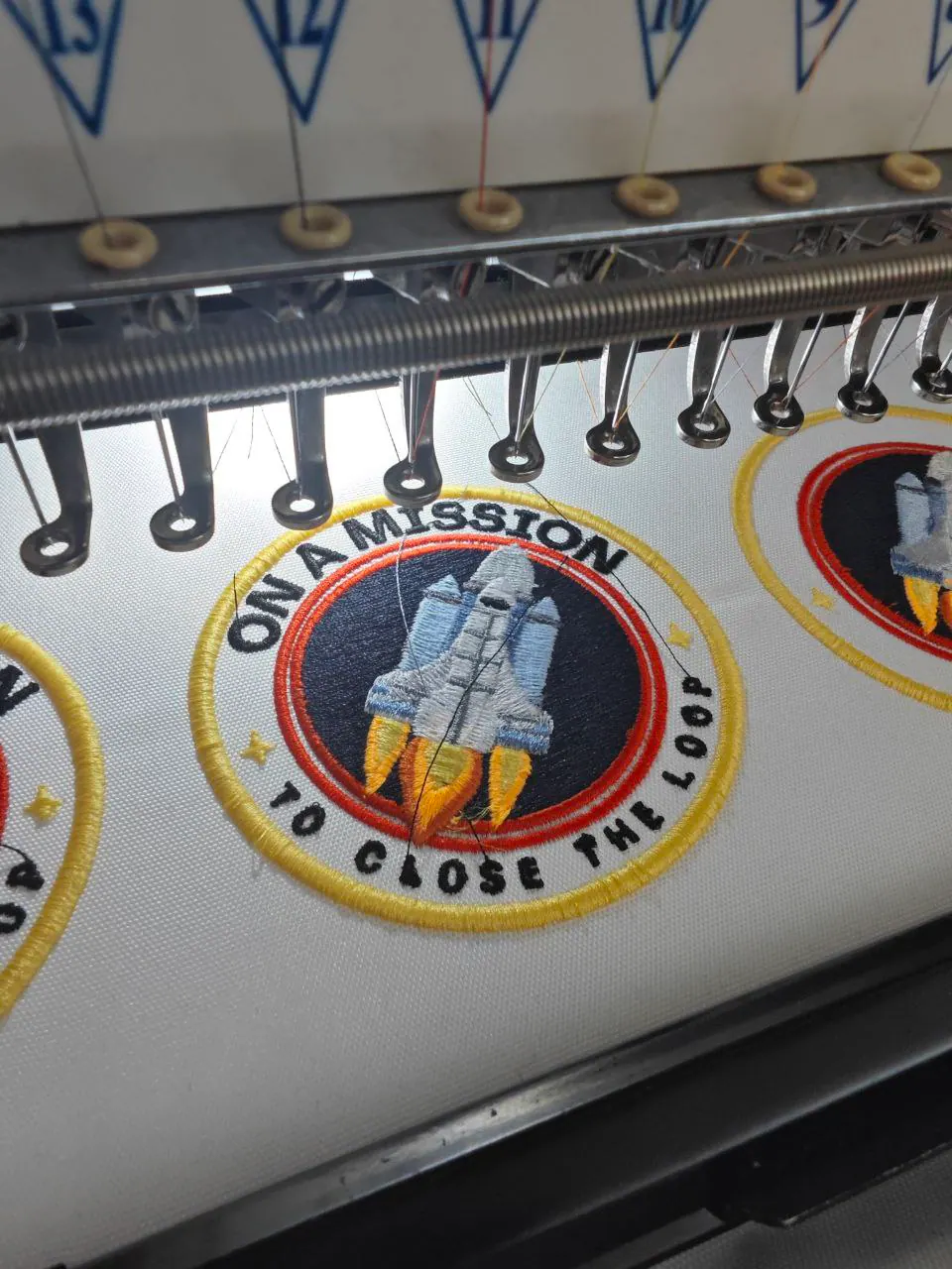 Runde Space-Shuttle-Aufnäher On a Mission in Stickmaschine – Serienproduktion