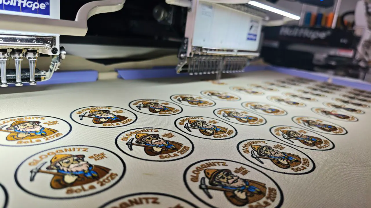 Logo Aufnäher in der Stickmaschine in Wien