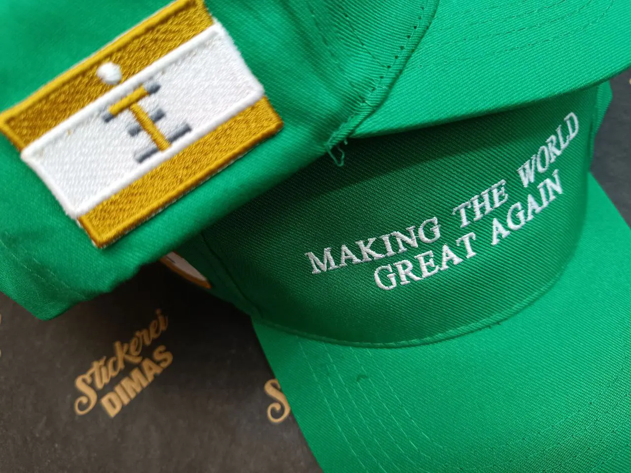 Grüne Kappe mit gesticktem Aufnäher und Schriftzug – Making the World Great Again