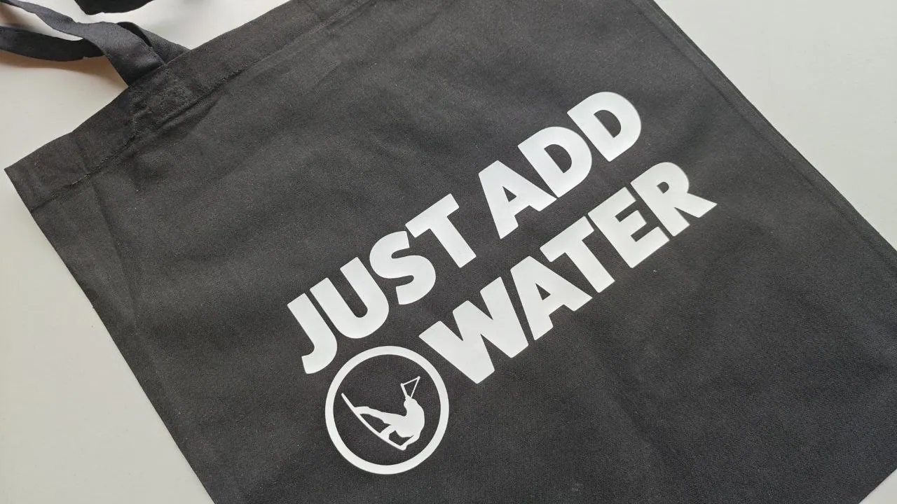 Schwarze Baumwolltasche bedruckt "Just Add Water" – Textildruck weiß