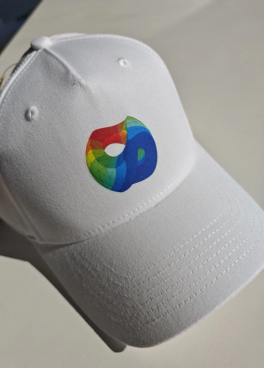 Weiße Cap mit farbigem Logo-Druck – Regenbogen-Logo Digitaldruck