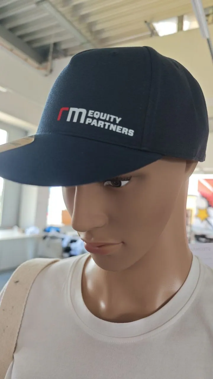 Schwarze rm Equity Partners Kappe mit gesticktem Logo auf Schaufensterpuppe – Corporate Headwear Wien