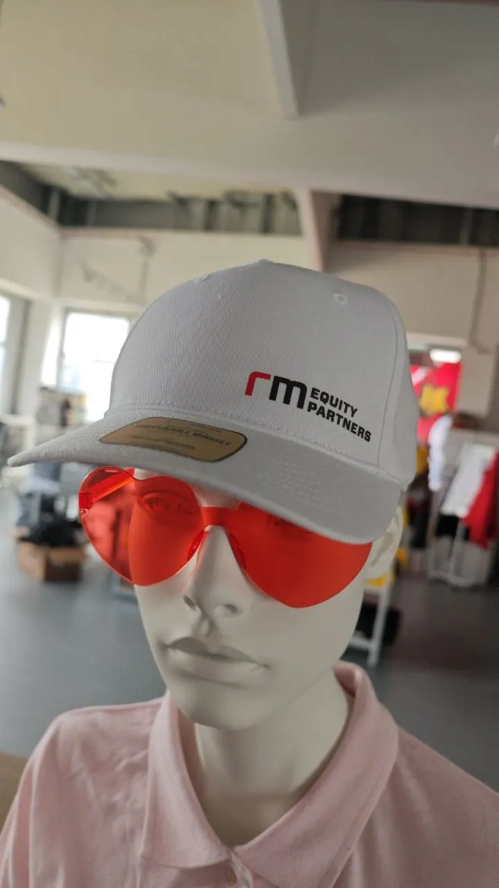 Weiße rm Equity Partners Basecap mit gestickter Logostickerei auf Mannequin – nachhaltige Firmen-Cap