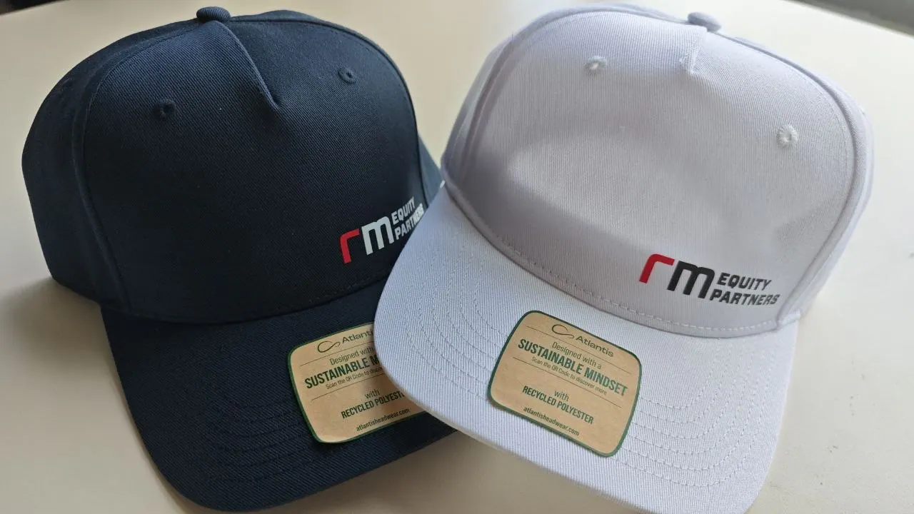 Navyblaue und weiße Baseballcap mit gestickter rm Equity Partners Logostickerei – Corporate Fashion aus Wien