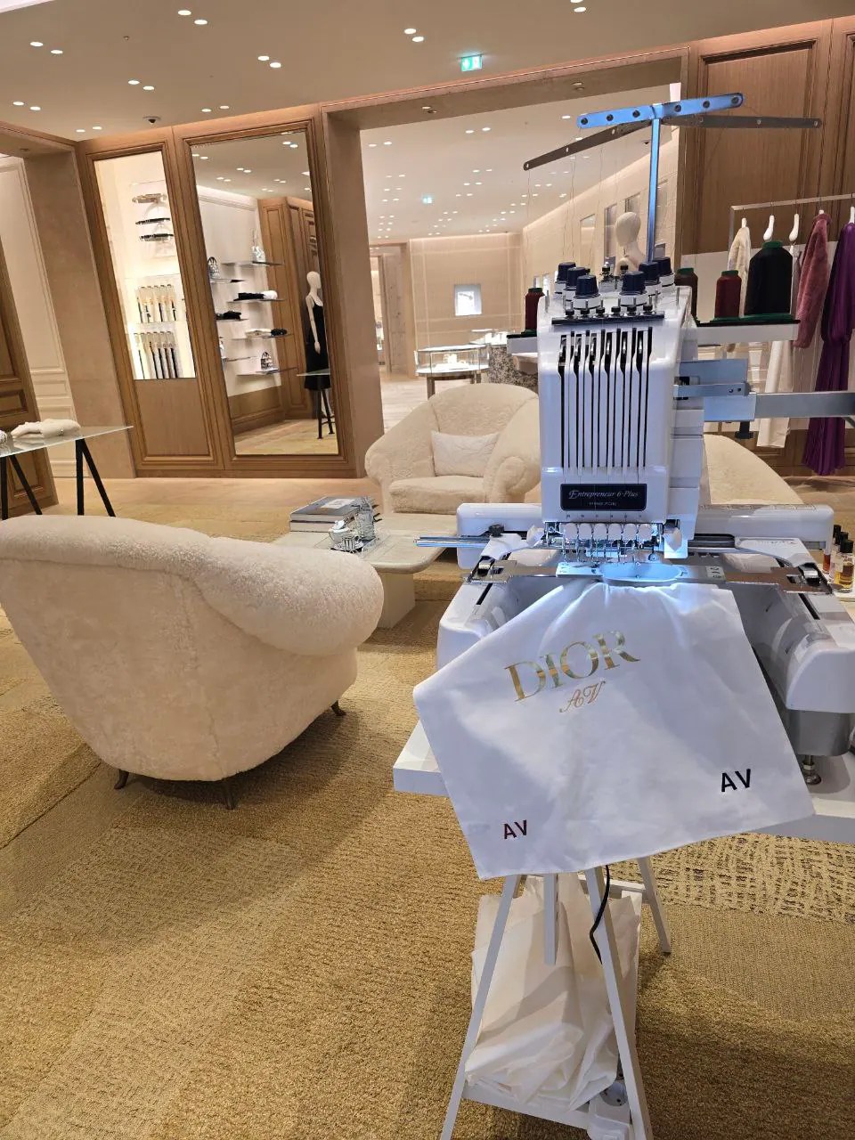 Dior Show – Stickmaschine live im Einsatz