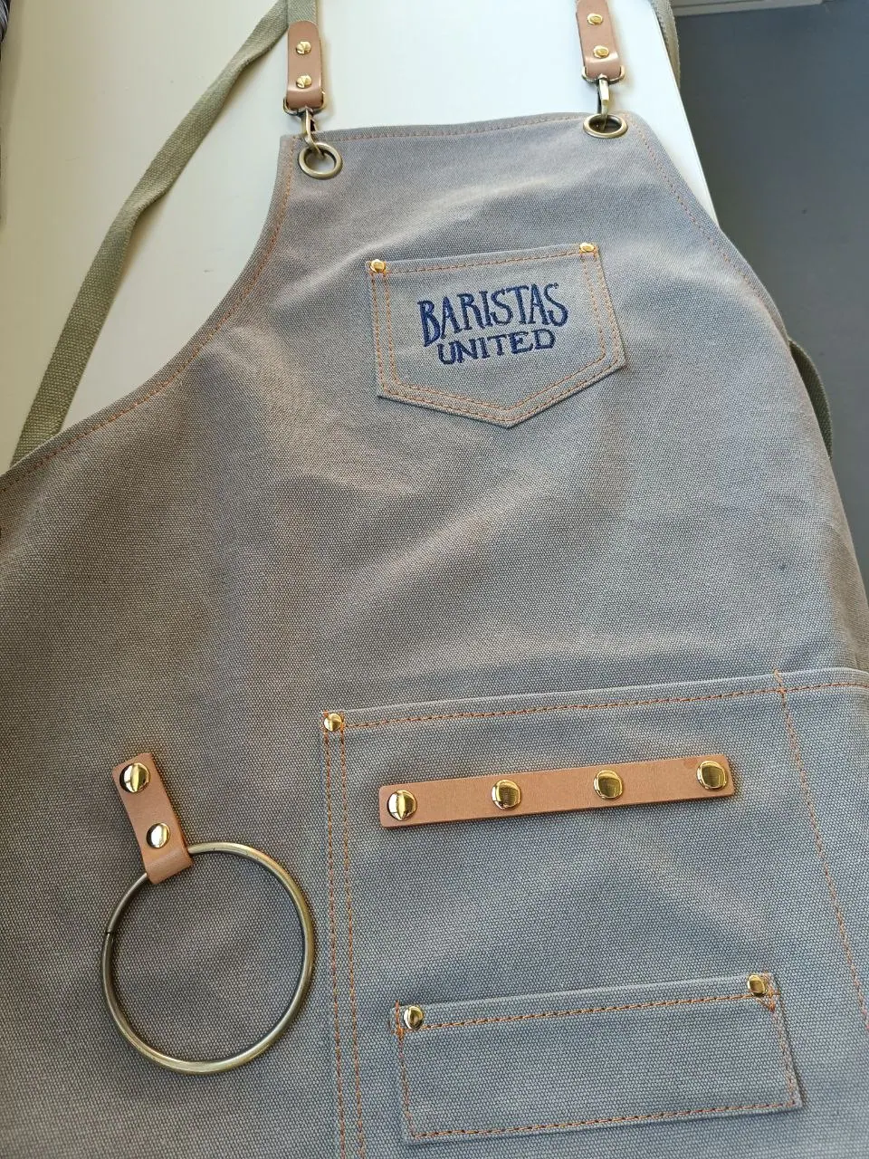 Hellblaue Premium Barista-Schürze mit Logo-Stickerei auf der Brust