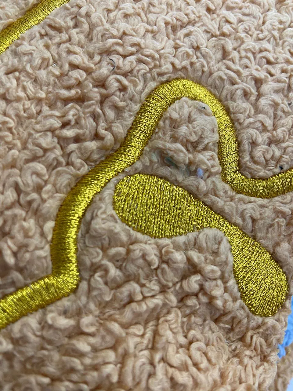 Gold-Stickerei auf Frottee-Handtuch, edle Textilveredelung