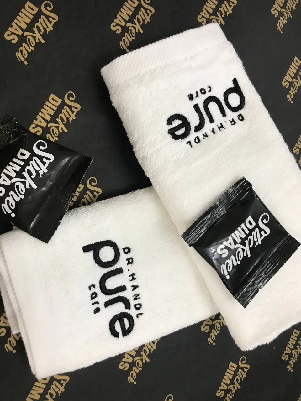 Dr. Handl Pure Café bestickte Handtücher weiß – Logo-Stickerei Gastronomie