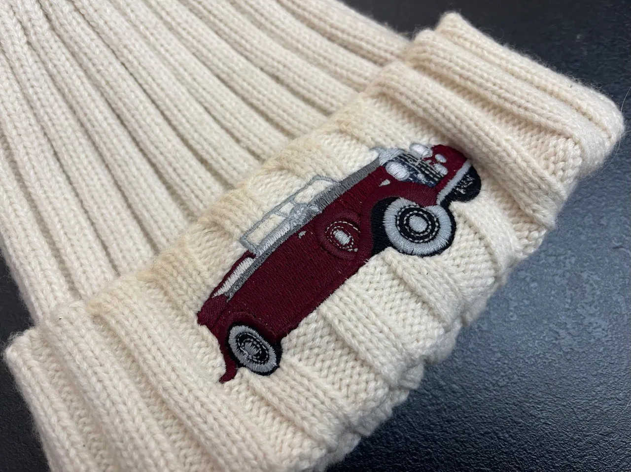 Bestickte Strickmütze mit Oldtimer-Motiv – Auto-Stickerei auf Wolle