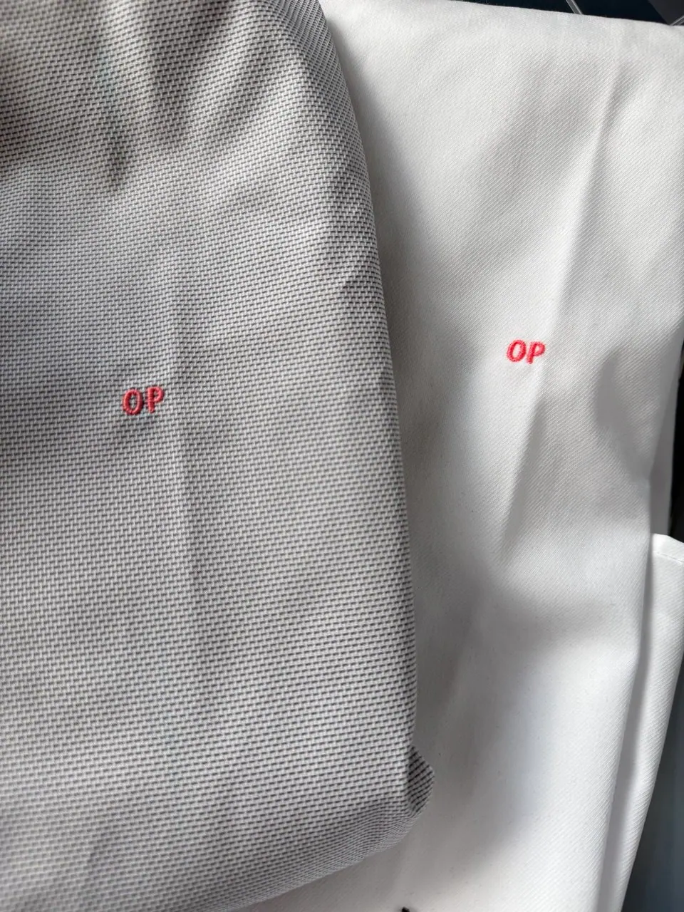 Weißes Business-Hemd mit dezenter roter Monogramm-Stickerei OP – Initialen auf Hemdbrust personalisiert