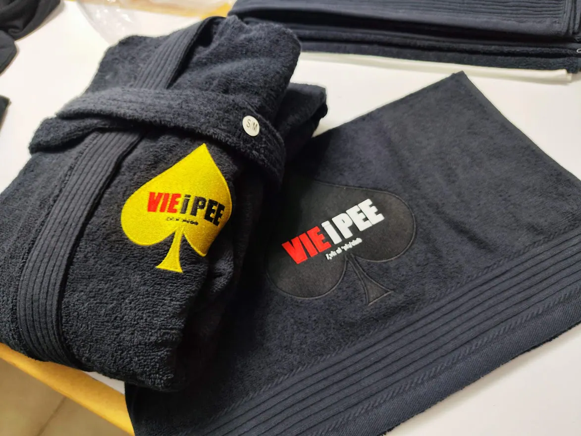 VIE iPEE Logo Stickerei auf Handtuch