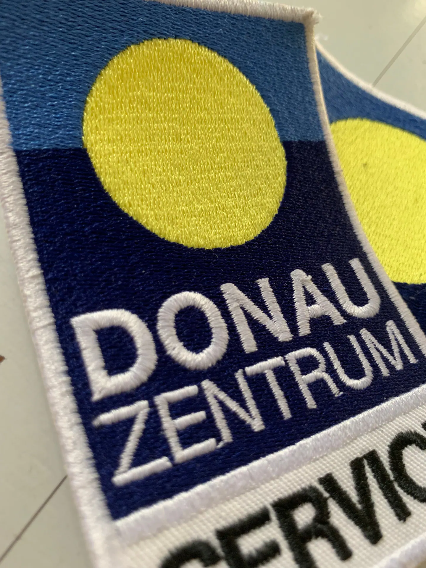 Donauzentrum Logo Service Stickerei