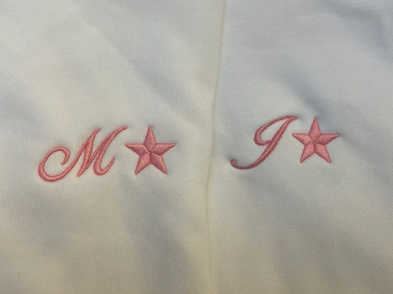 Monogramm-Stickerei mit Stern rosa auf weiß – personalisierte Initialen