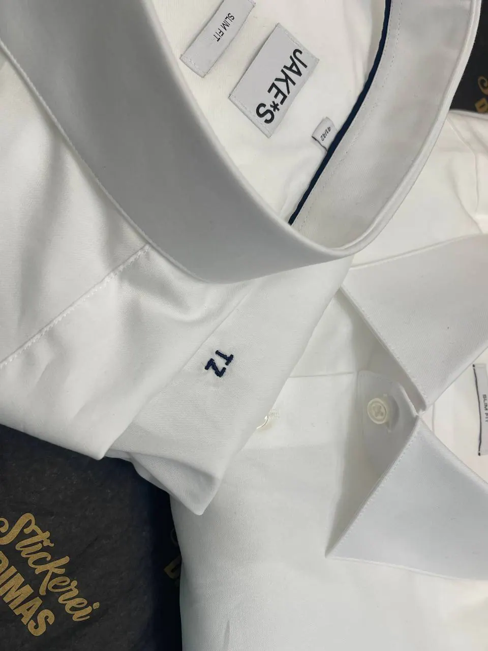 Monogramm TZ gestickt auf weißem Hemdkragen – dunkelblaue Initialen