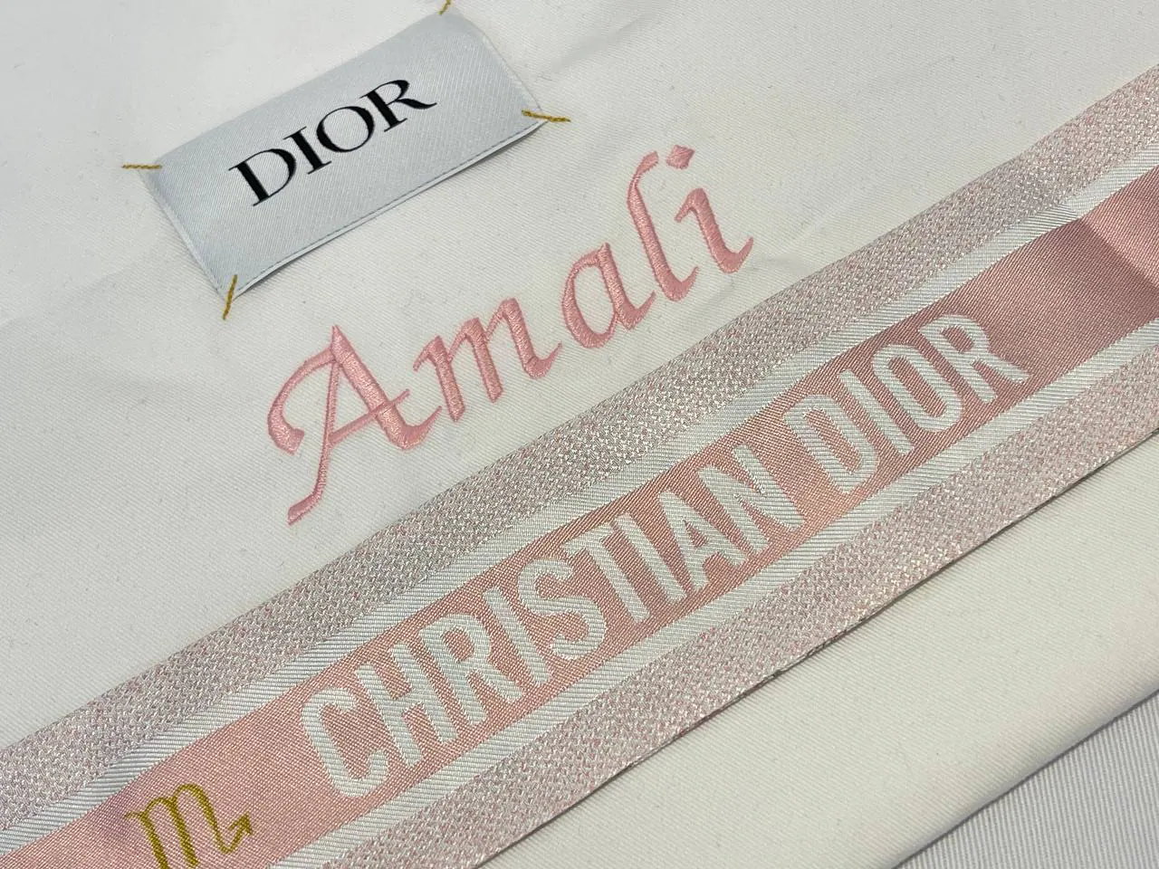 Name auf Schal individuell gestickt