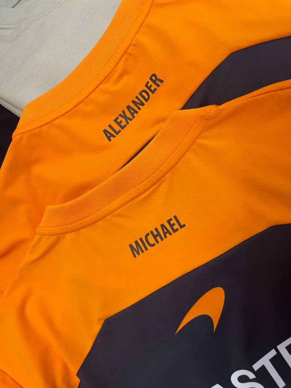 Namensdruck Flex auf orangem Sport-Shirt – Alexander Michael Textildruck