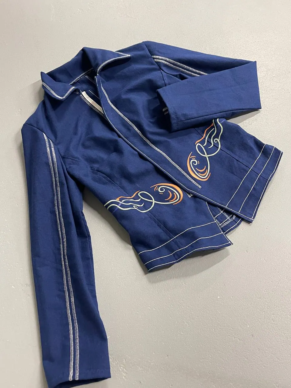 Blaues Oberteil mit besticktem Ornament-Motiv – Direktstick auf Jacke