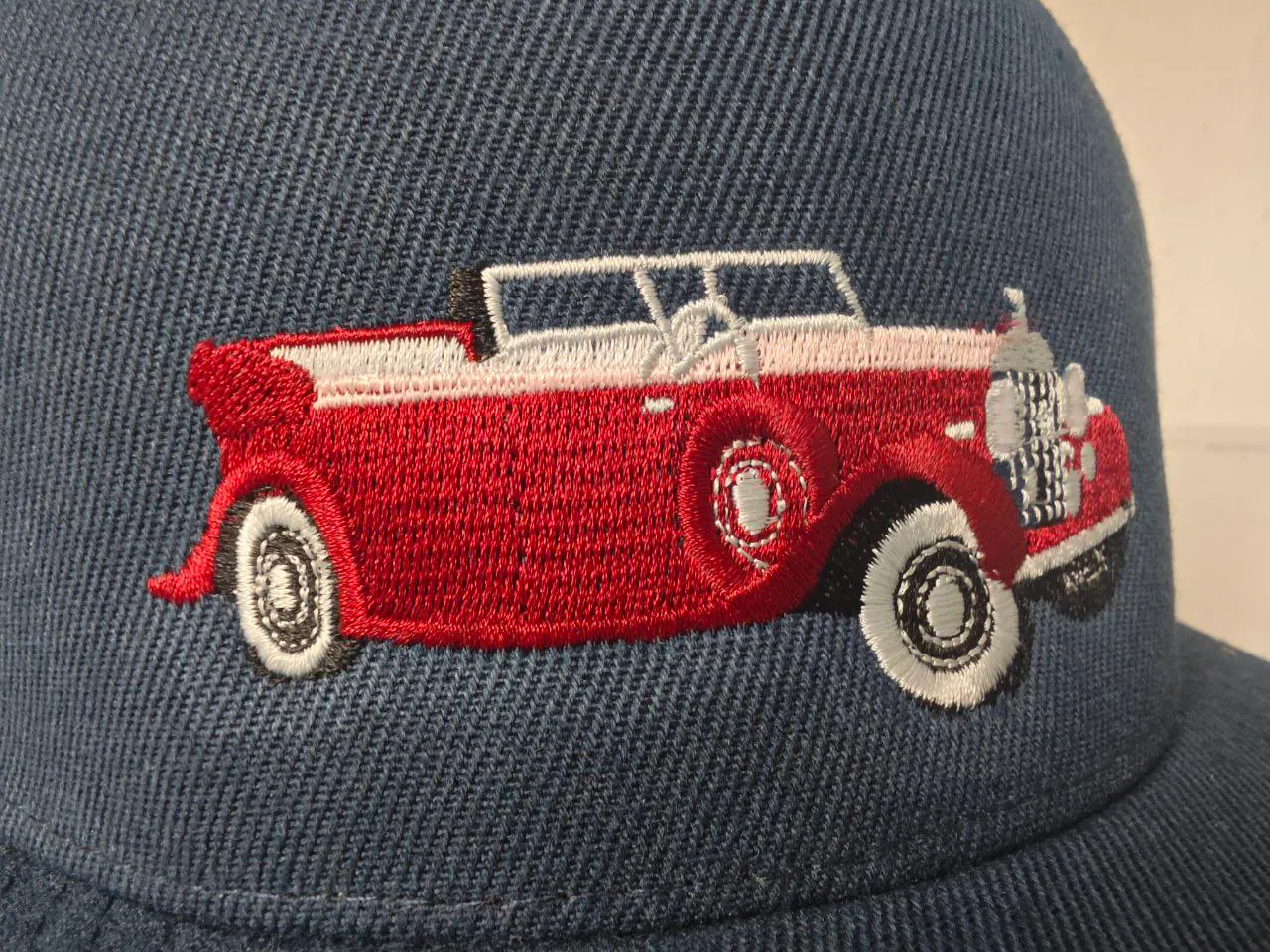 Oldtimer-Motiv auf Kappe bestickt, 3D-Stickerei
