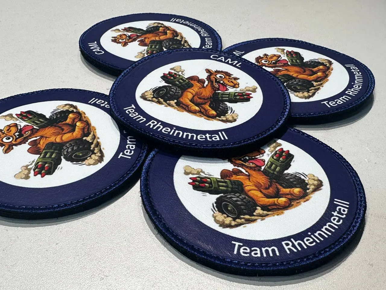 Runde bedruckte Aufnäher Team Rheinmetall CAML mit Kamel-Motiv – Sublimationsdruck mit gestickter Randumrandung navy
