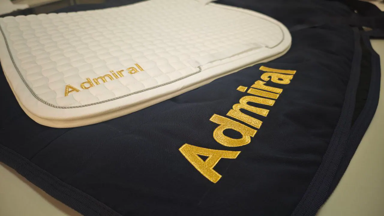 Admiral bestickte Pferdedecke und Schabracke – goldene Namensstickerei Reitsport
