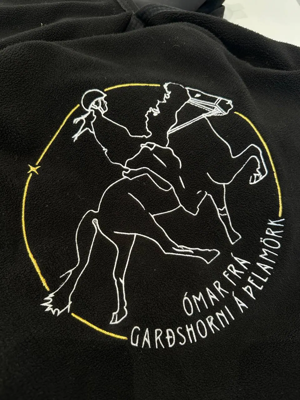 Islandpferd-Reiter Stickerei auf schwarzem Fleece – Ómar frá Garðshorni á Þelamörk
