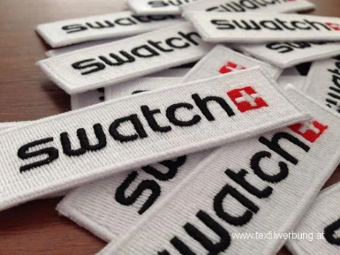 Aufnäher Produktion Wien – Schauraum und Werkstatt mit Stickmaschinen