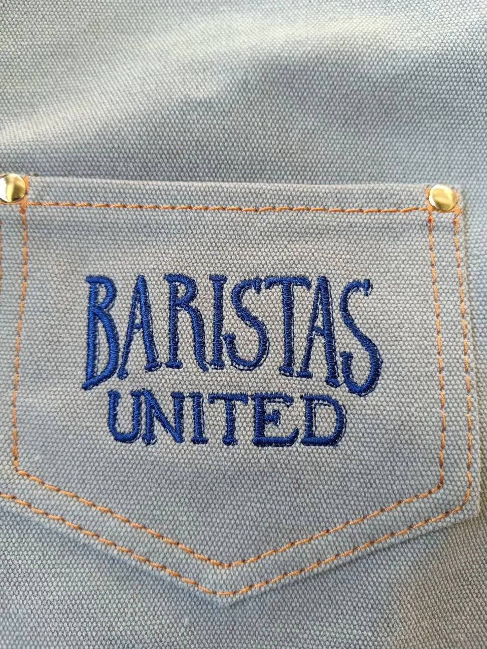 Gastro-Schürze mit Mittelfach und gestickter Logo-Veredelung