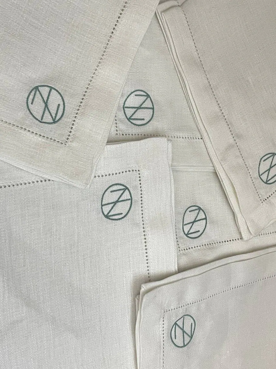 Stoffservietten mit gesticktem Monogramm – elegante Initialen-Stickerei