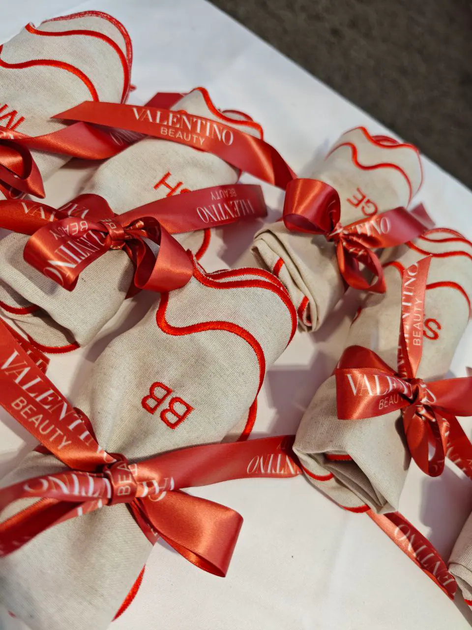 Valentino Beauty bestickte Stoffsäckchen mit Monogramm – Luxus-Stickerei