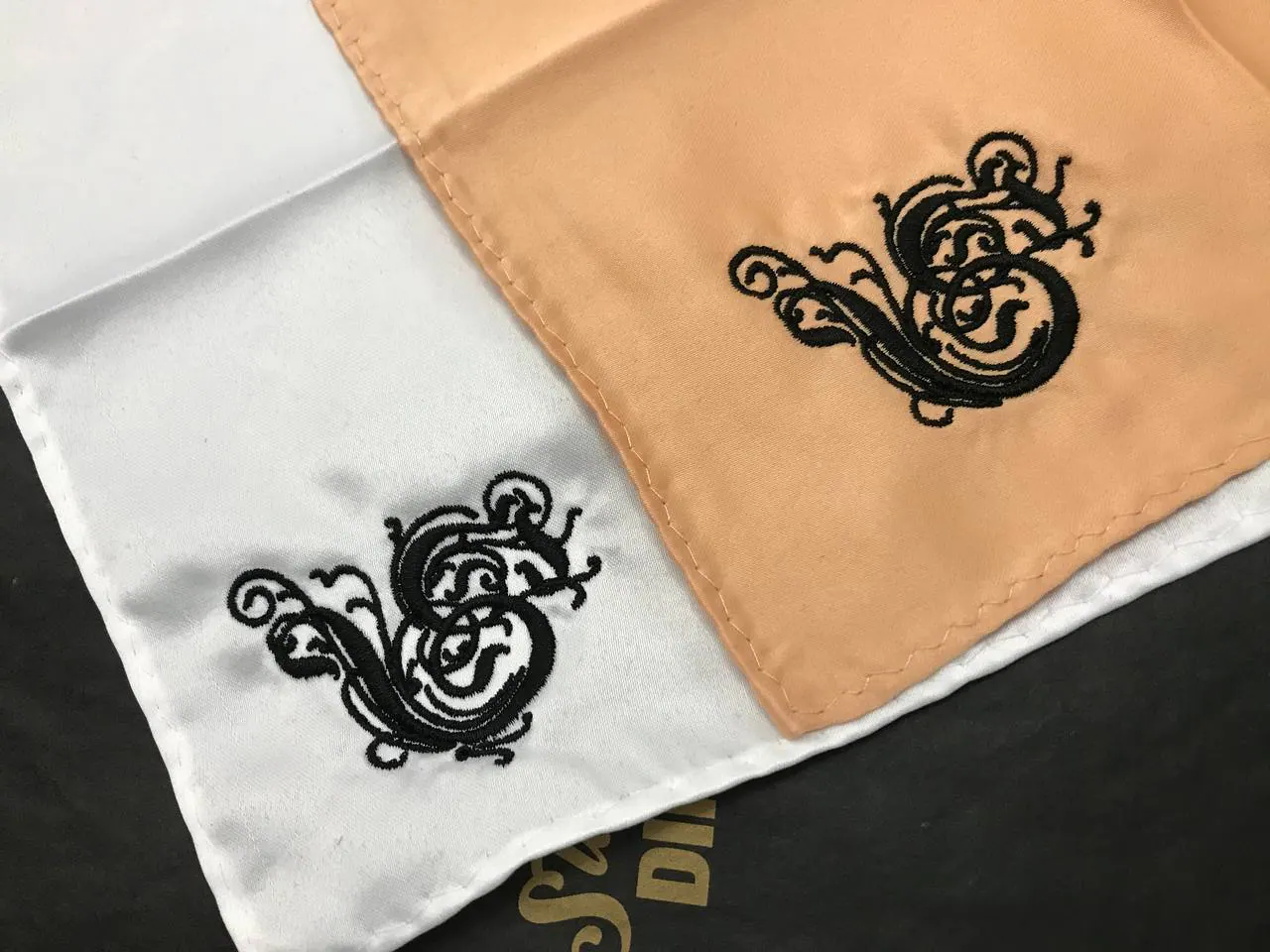 Einstecktücher mit gesticktem Monogramm – ornamentale Logo-Stickerei auf Seide